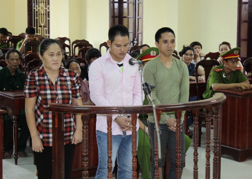 Hai nguoi Lao buon hon 1.000 vien ma tuy tong hop hinh anh