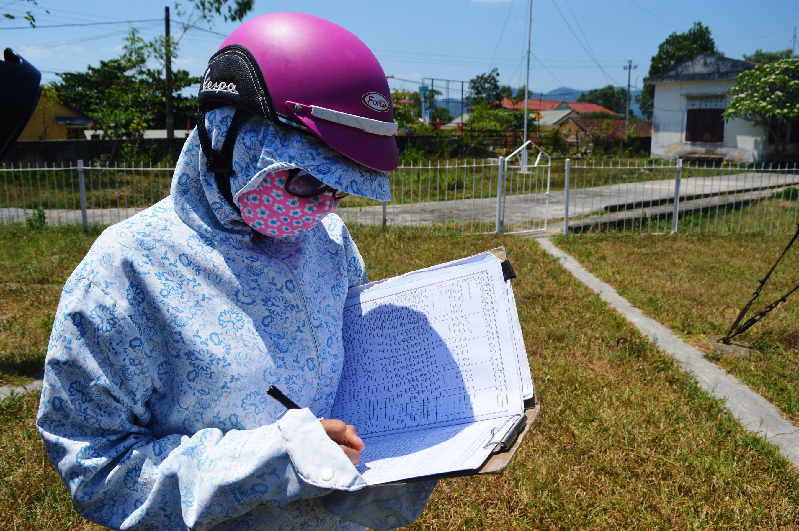 Nguoi chuyen ghi nhiet do o vung dinh nong hinh anh