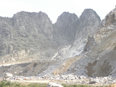 Hai cong nhan bi da de, mot nguoi chet hinh anh