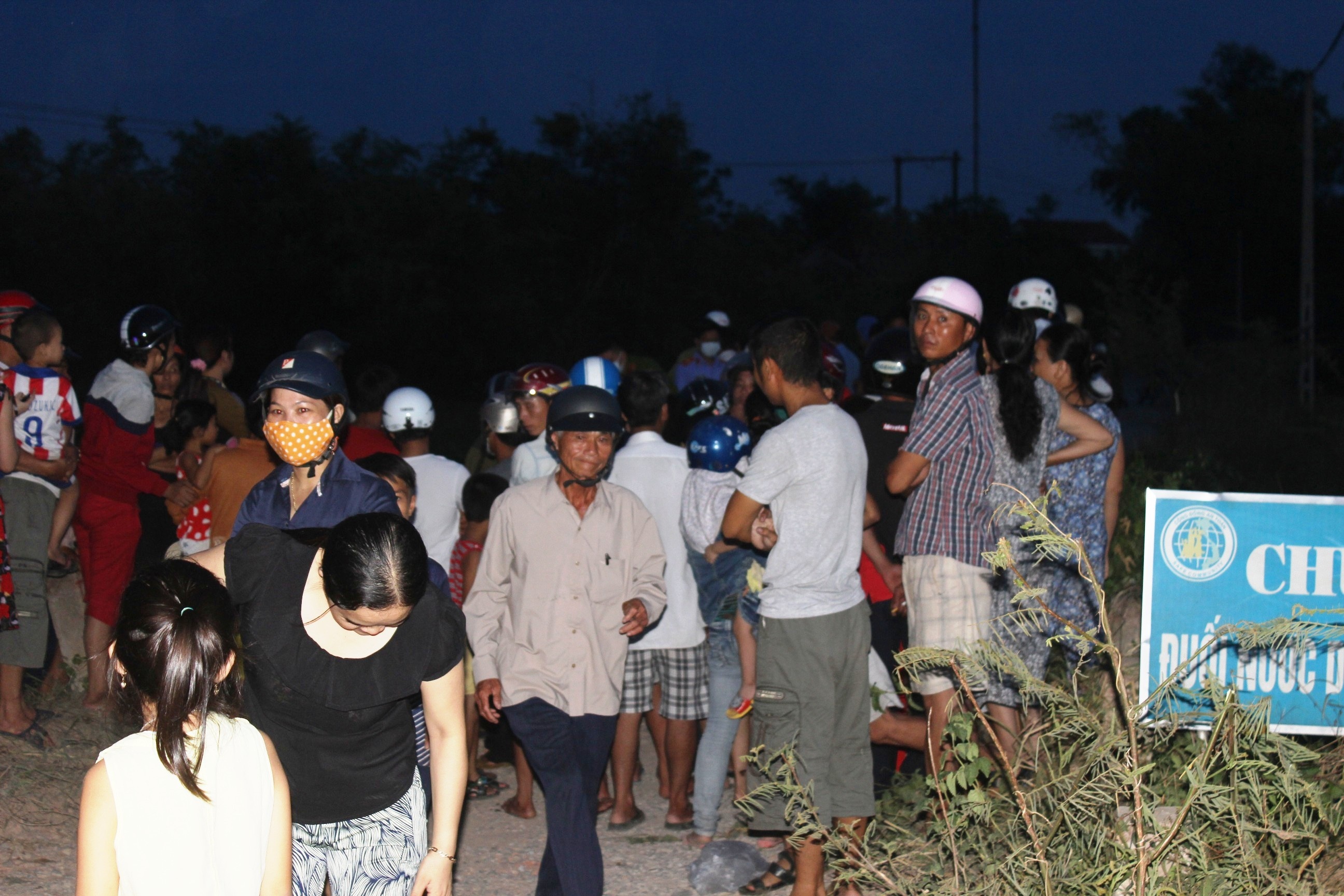 Thi the nam thanh nien noi duoi kenh nuoc hinh anh