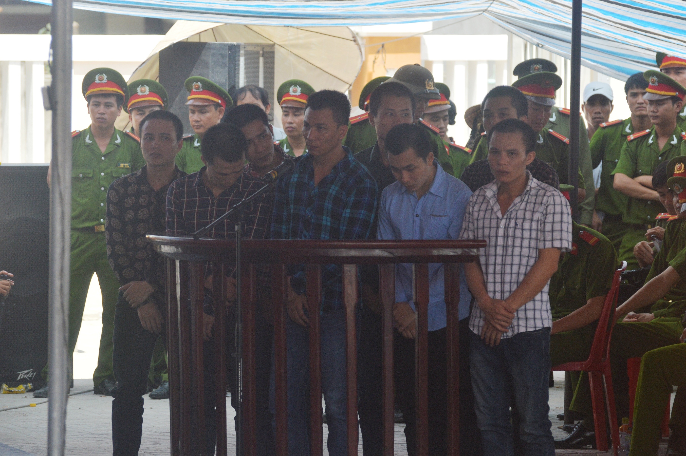 Nhom con do xach ma tau chem lia canh tay doi thu hinh anh