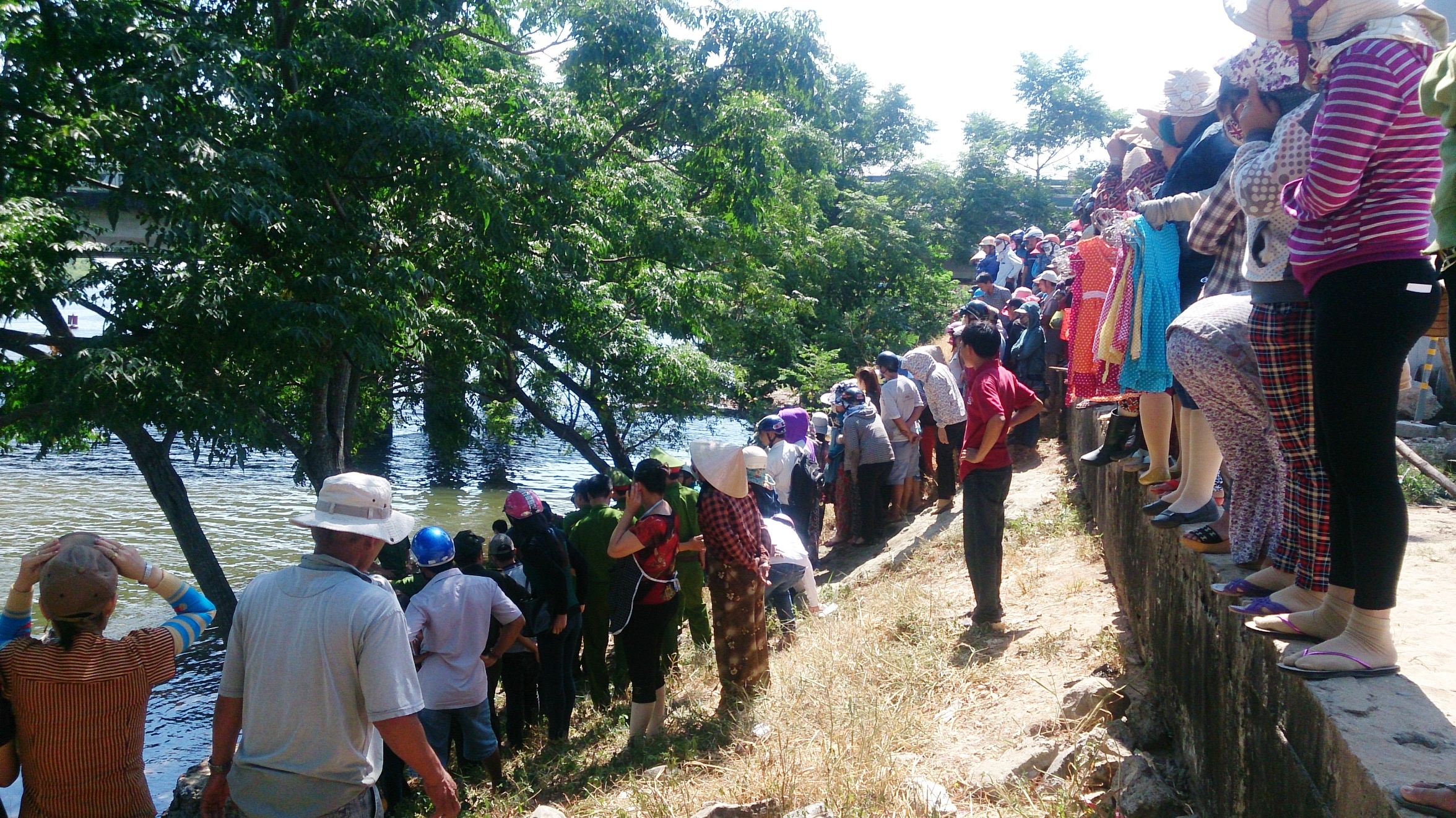 Cha gao khoc ben thi the con trai nhay cau tu van hinh anh