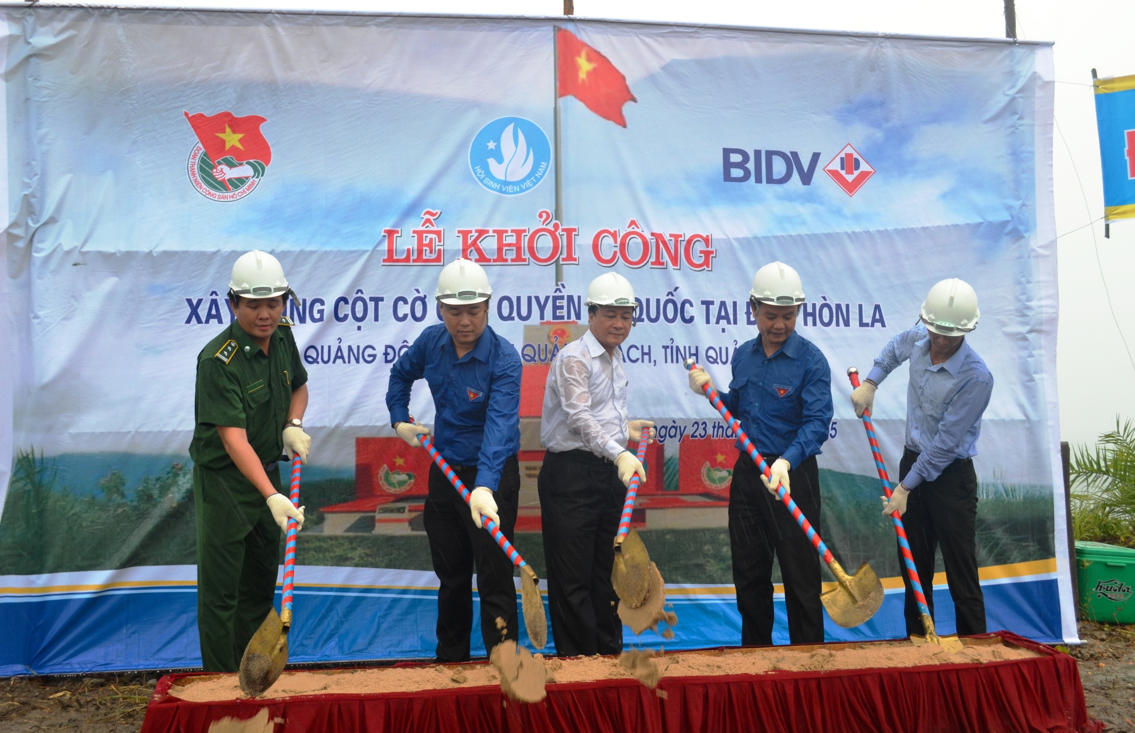 Xay cot co chu quyen bien dao cao 22 m o Quang Binh hinh anh