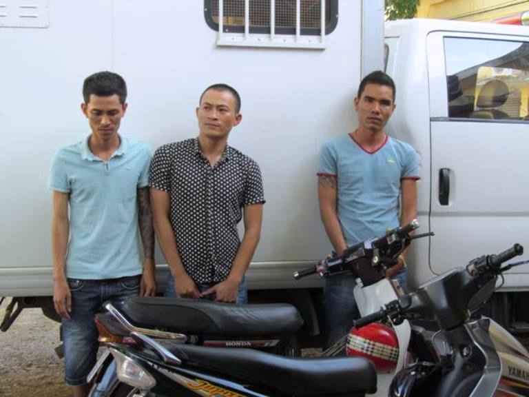 Nhom nguoi de doa, nem son den len xe du lich den Quang Binh hinh anh