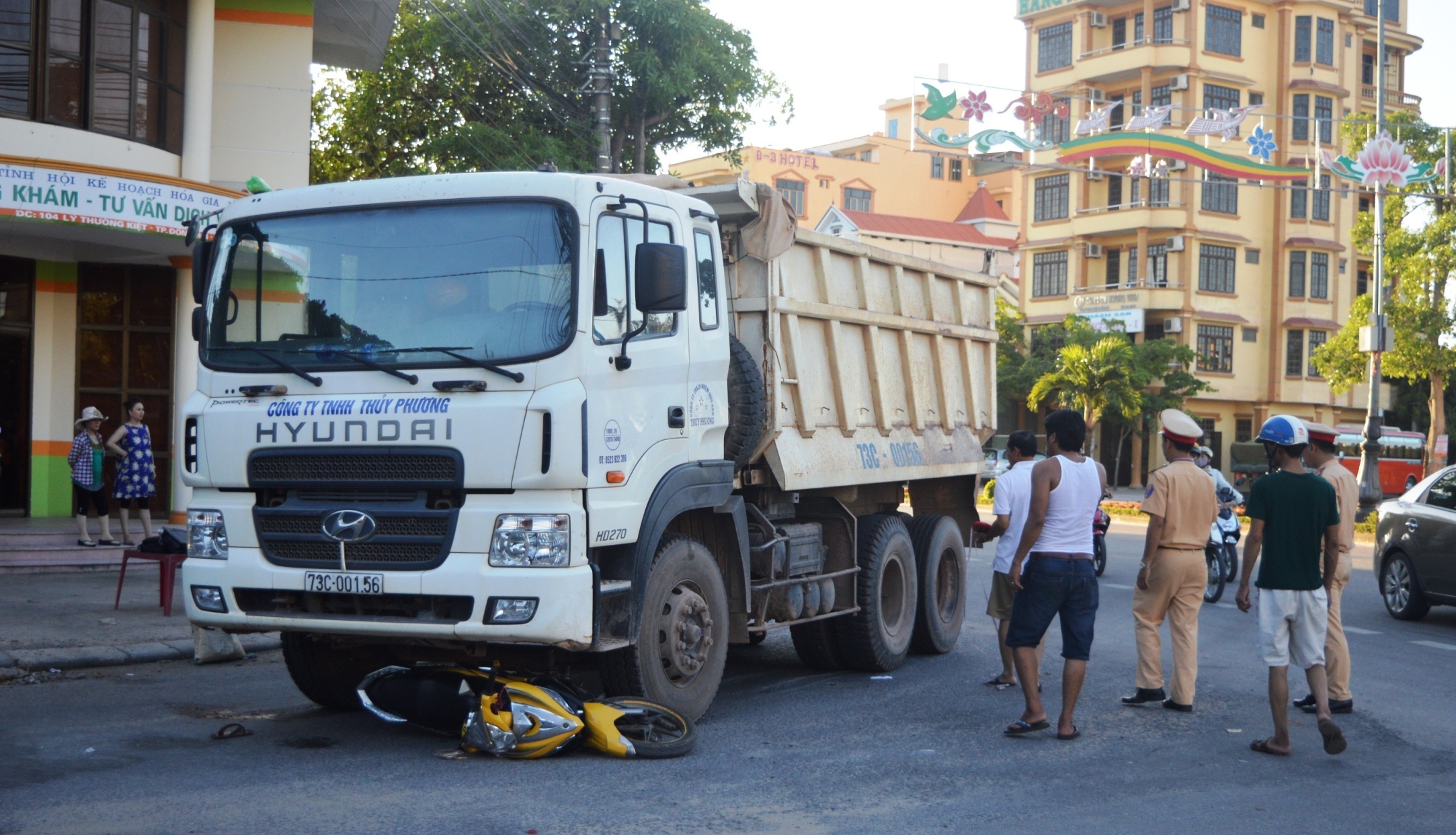 Thanh nien chay Exciter bi xe tai keo le hon 5 m hinh anh