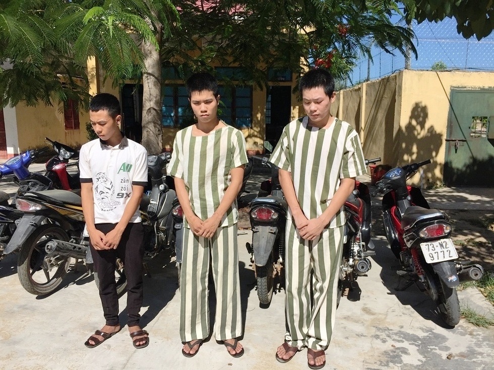 Nhom 9X pha khoa trong 30 giay, 'chom' 16 xe may hinh anh