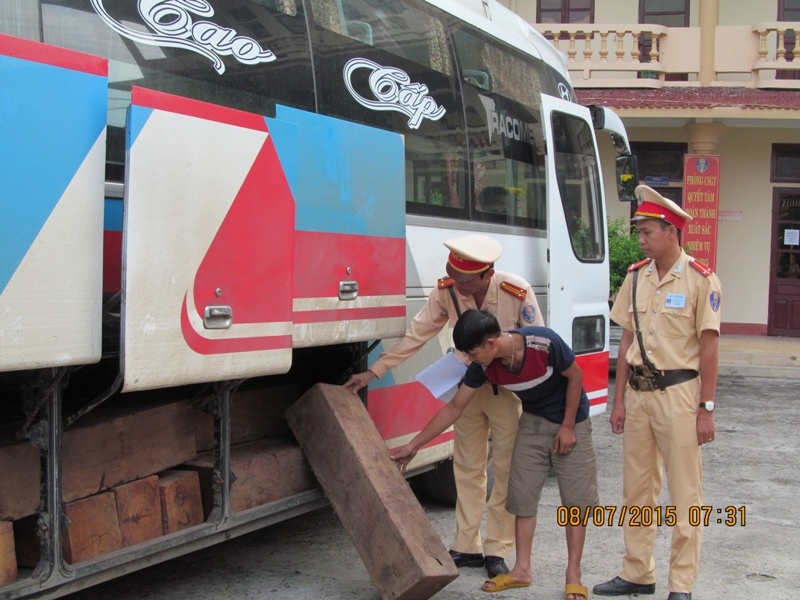 Xe khach cho 51 hop go lau duoi gam hinh anh