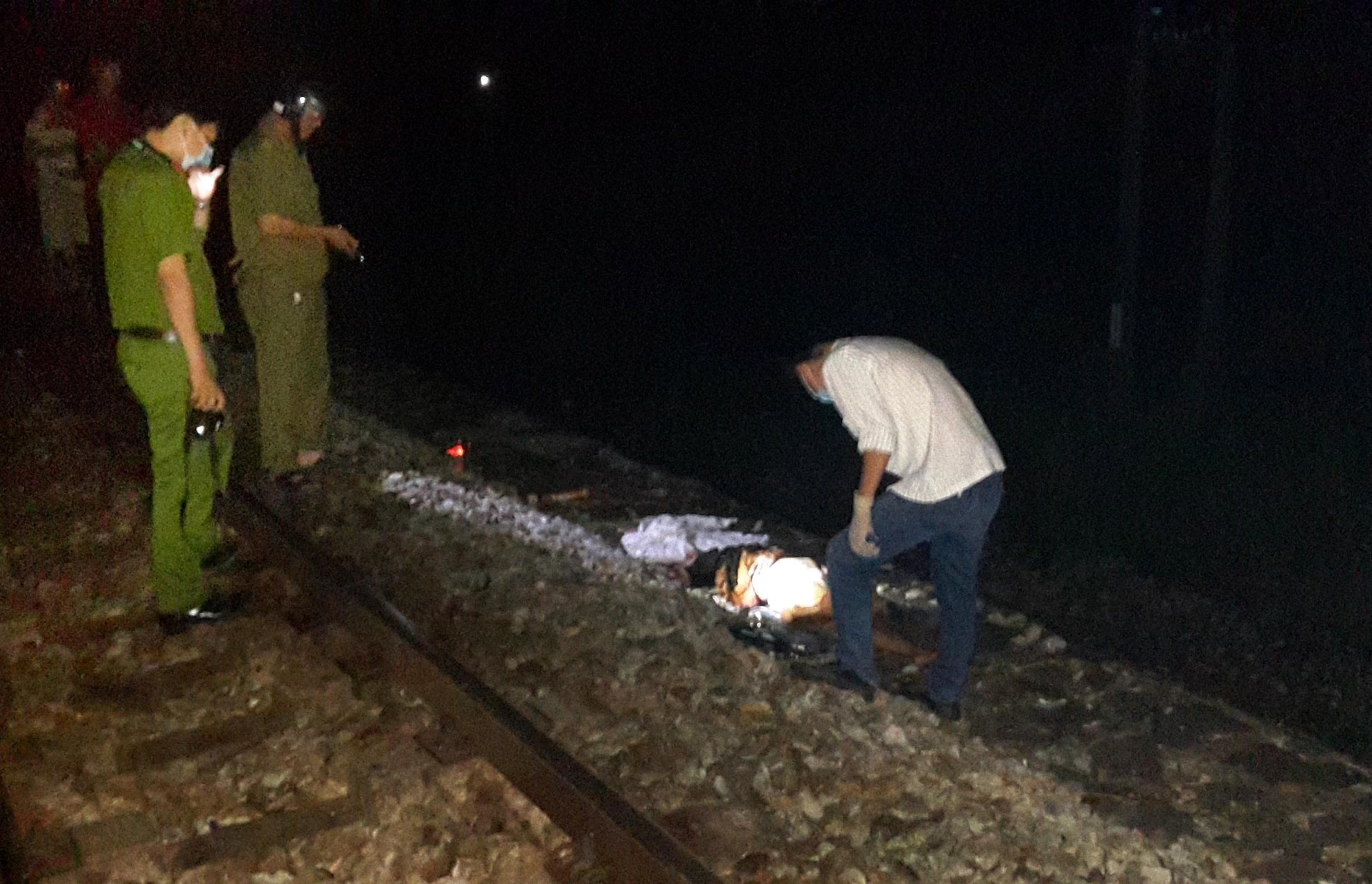 Bang qua duong sat, cu ba bi tau dam chet hinh anh