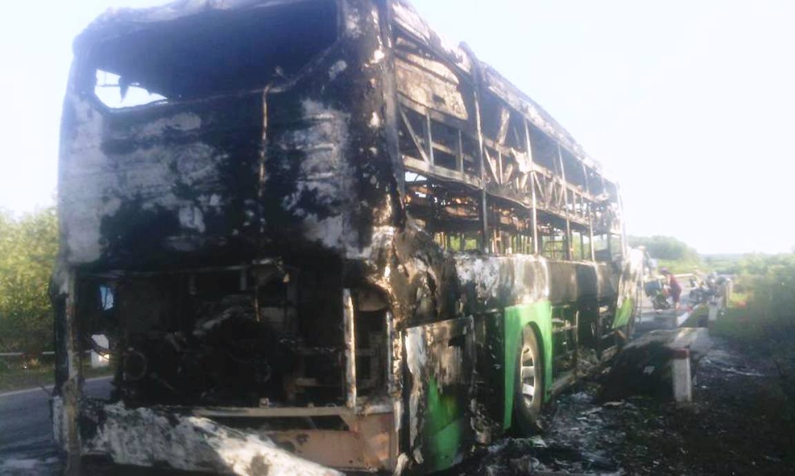 46 nguoi thoat chet khi xe khach boc chay tren duong hinh anh