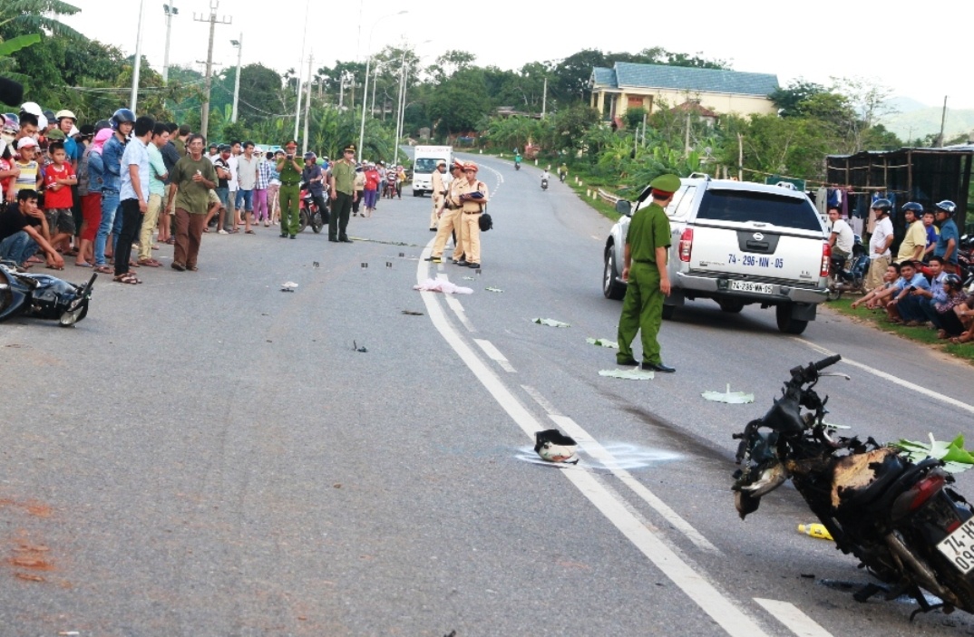 Mot nguoi bi xe may boc chay thieu chet sau tai nan hinh anh