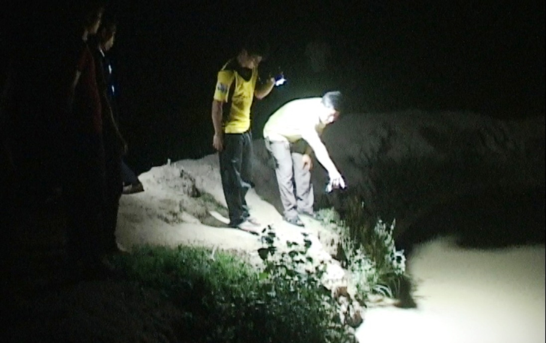 Hai chau be roi xuong ao ca, mot chau tu vong hinh anh