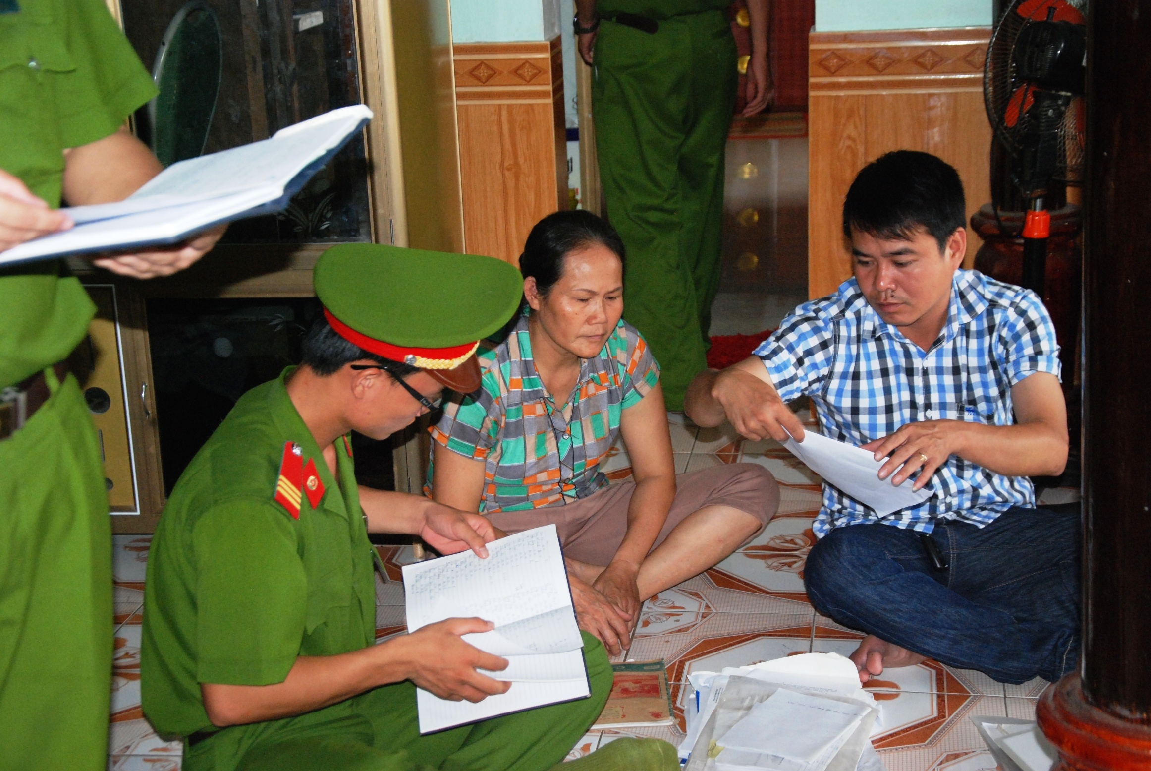 Pho bi thu xa bi tinh nghi tham o tien cua nguoi ngheo hinh anh