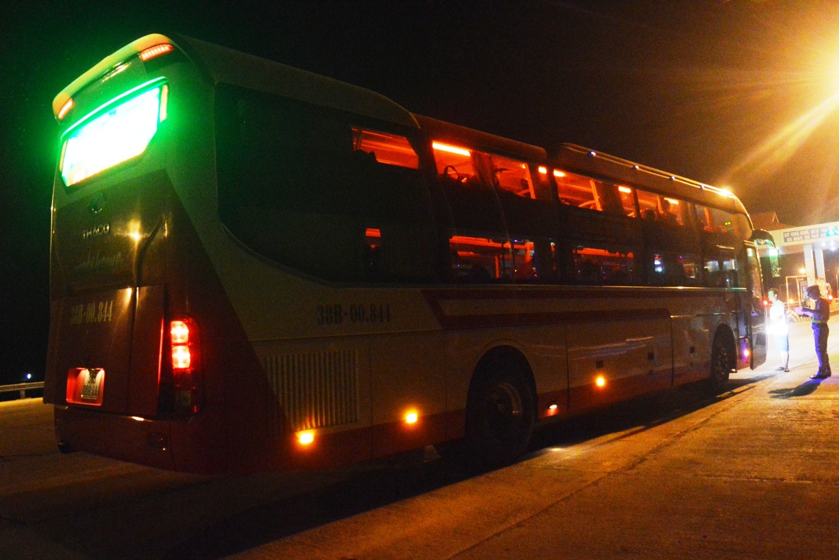 Xe giuong nam 43 cho nhet 68 nguoi chay trong dem hinh anh