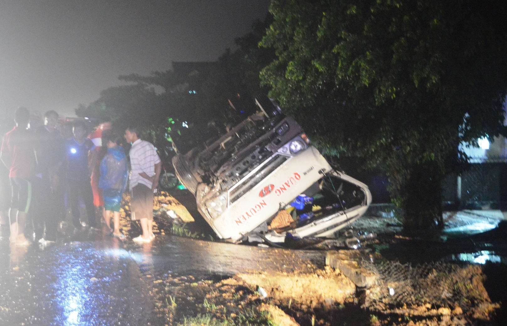 Xe khach lat ngua, 17 nguoi thoat chet trong tich tac hinh anh