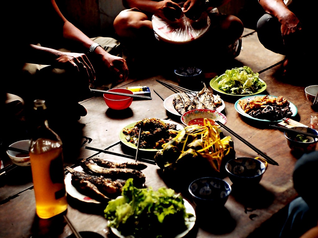 Gay an tren ban nhau hinh anh