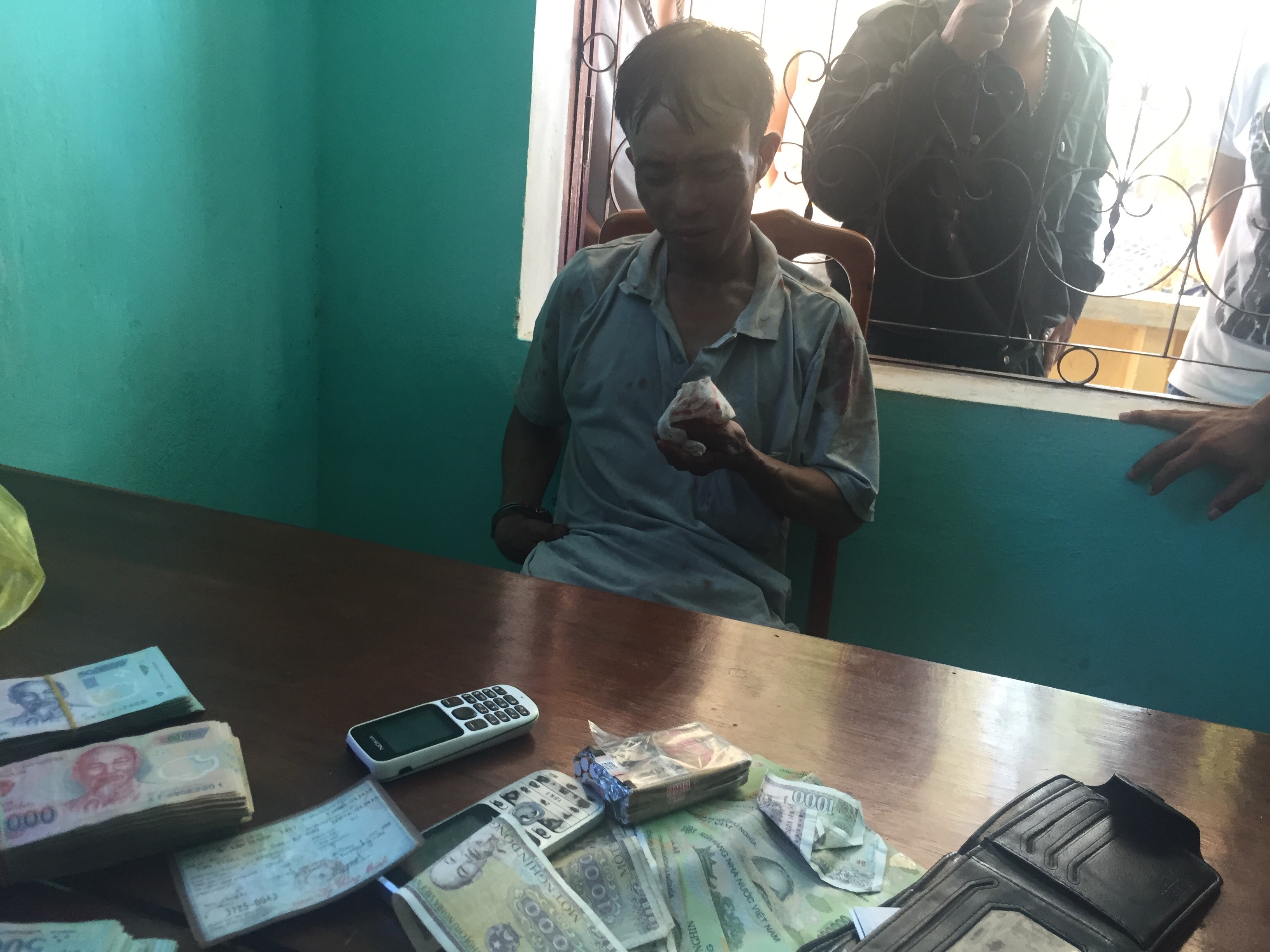 Khoi to nguoi ngoi tren xe taxi lao vao canh sat giao thong hinh anh