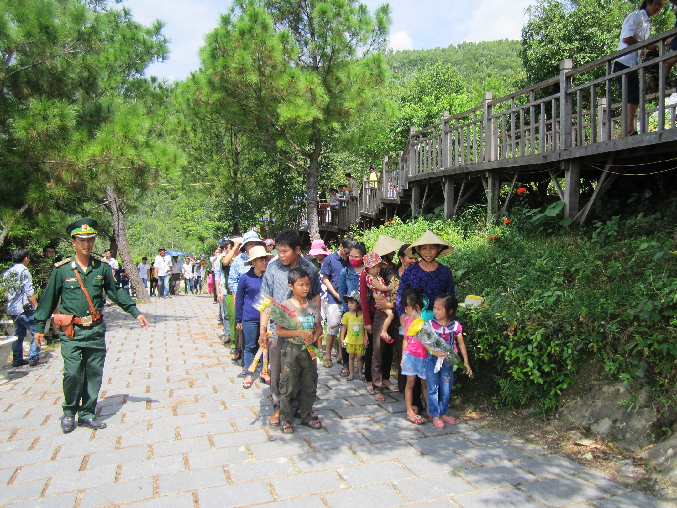 Hang nghin nguoi vieng mo Dai tuong trong ngay 2/9 hinh anh