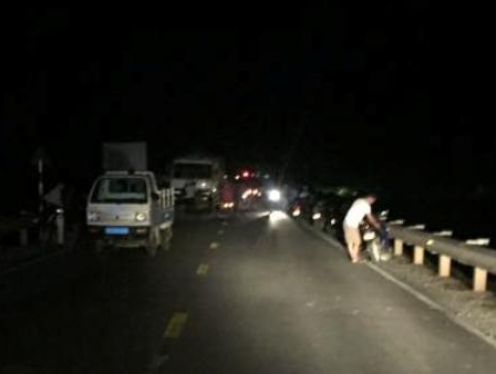 Tong truc dien oto sau cu va quet voi xe dap hinh anh