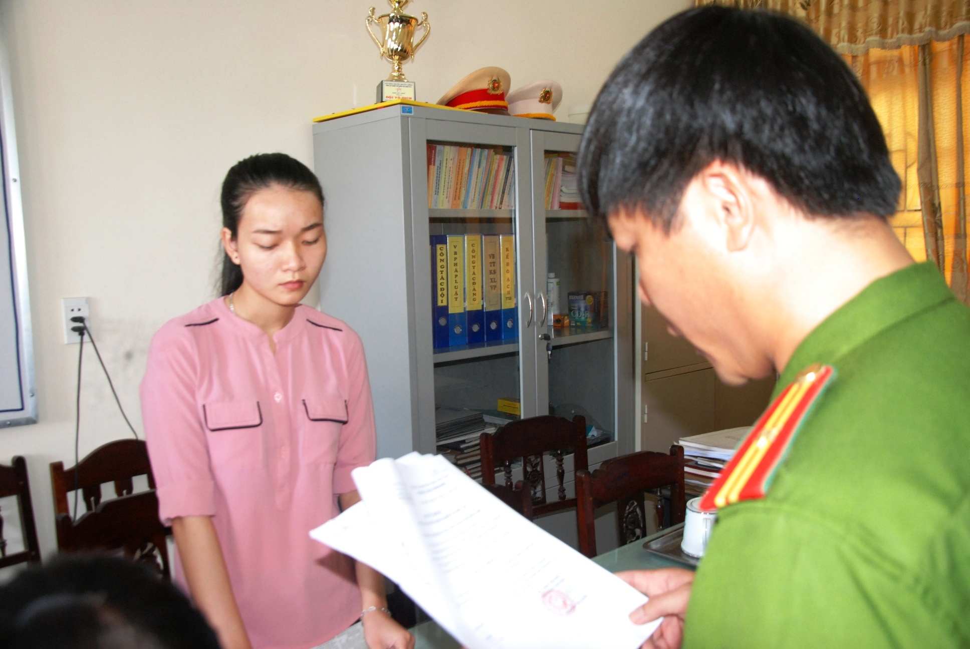 Khoi to 2 bao mau nhet gie vao mieng tre 15 thang tuoi hinh anh