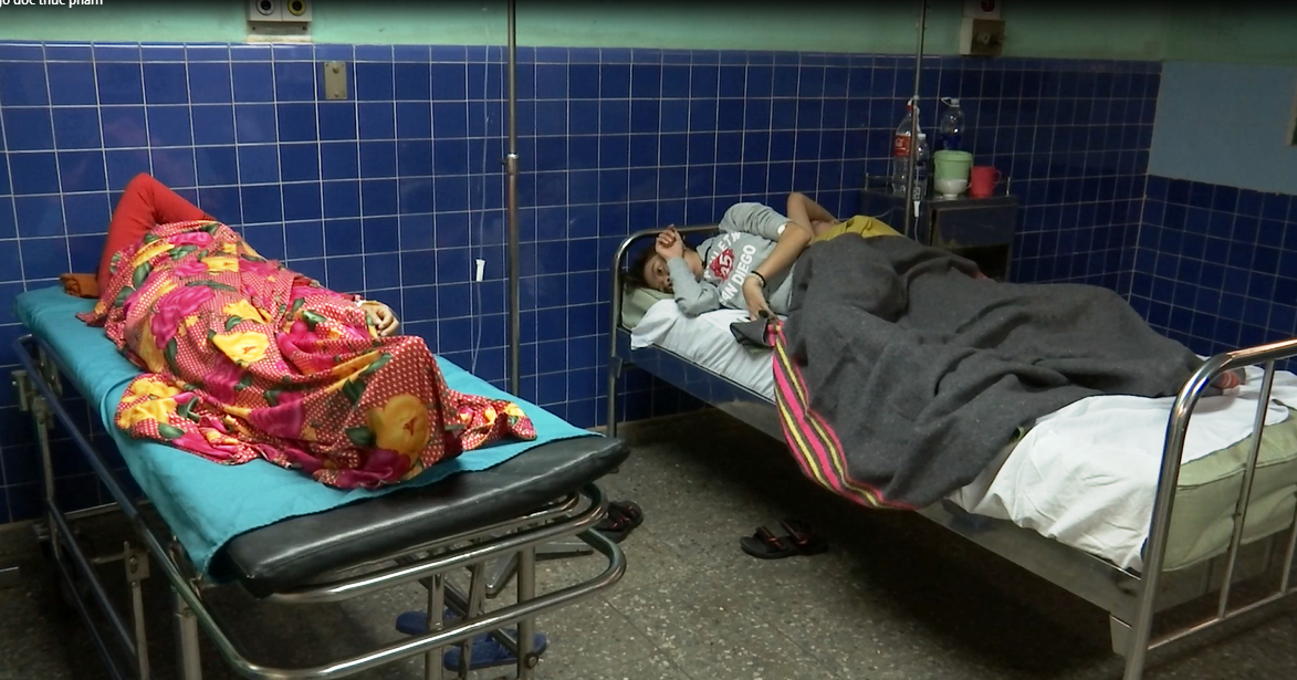 An banh my, hang chuc nguoi nhap vien hinh anh