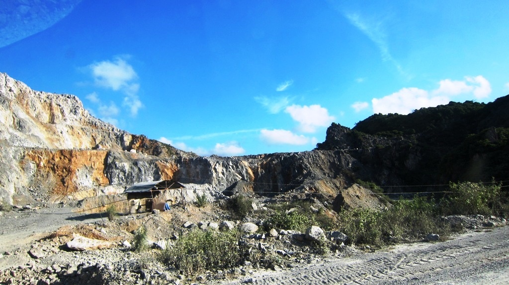 Truot chan tu do cao 30 m, cong nhan mo da thiet mang hinh anh