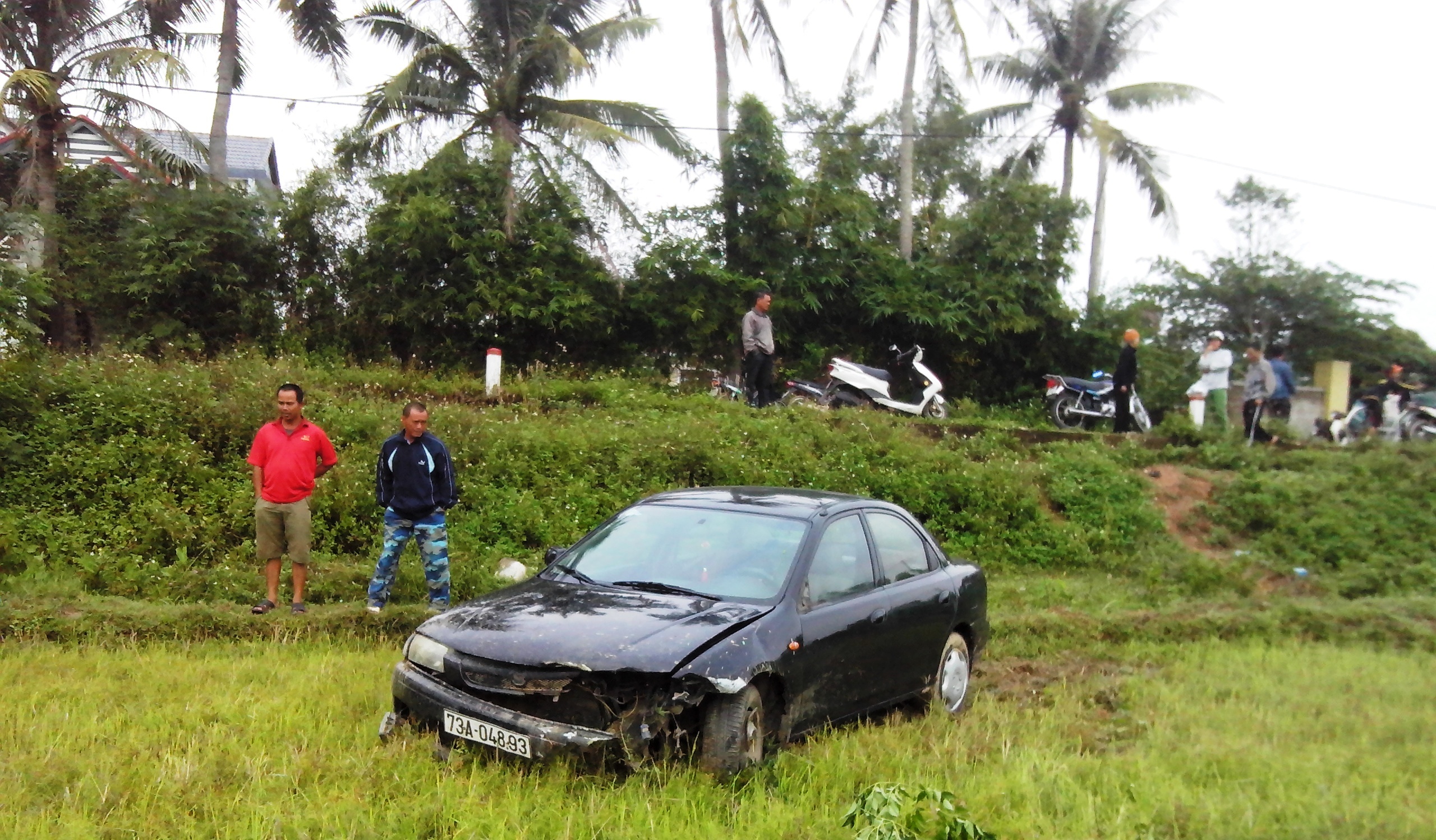 Oto tong xe may chay nguoc chieu gay doi hinh anh