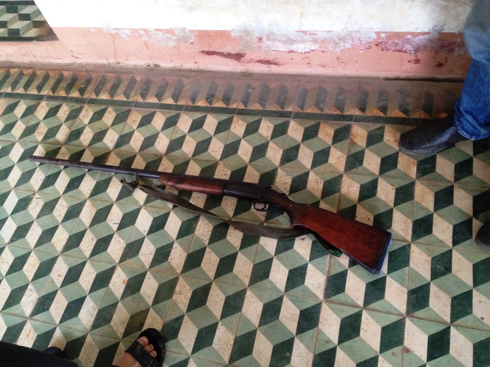 Ban guc nguoi ngoi cau ca vi tuong thu rung hinh anh