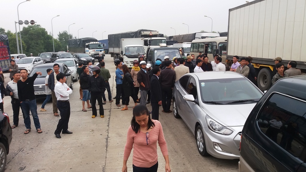 Phan doi tang phi, tai xe dem oto chan tram thu hinh anh