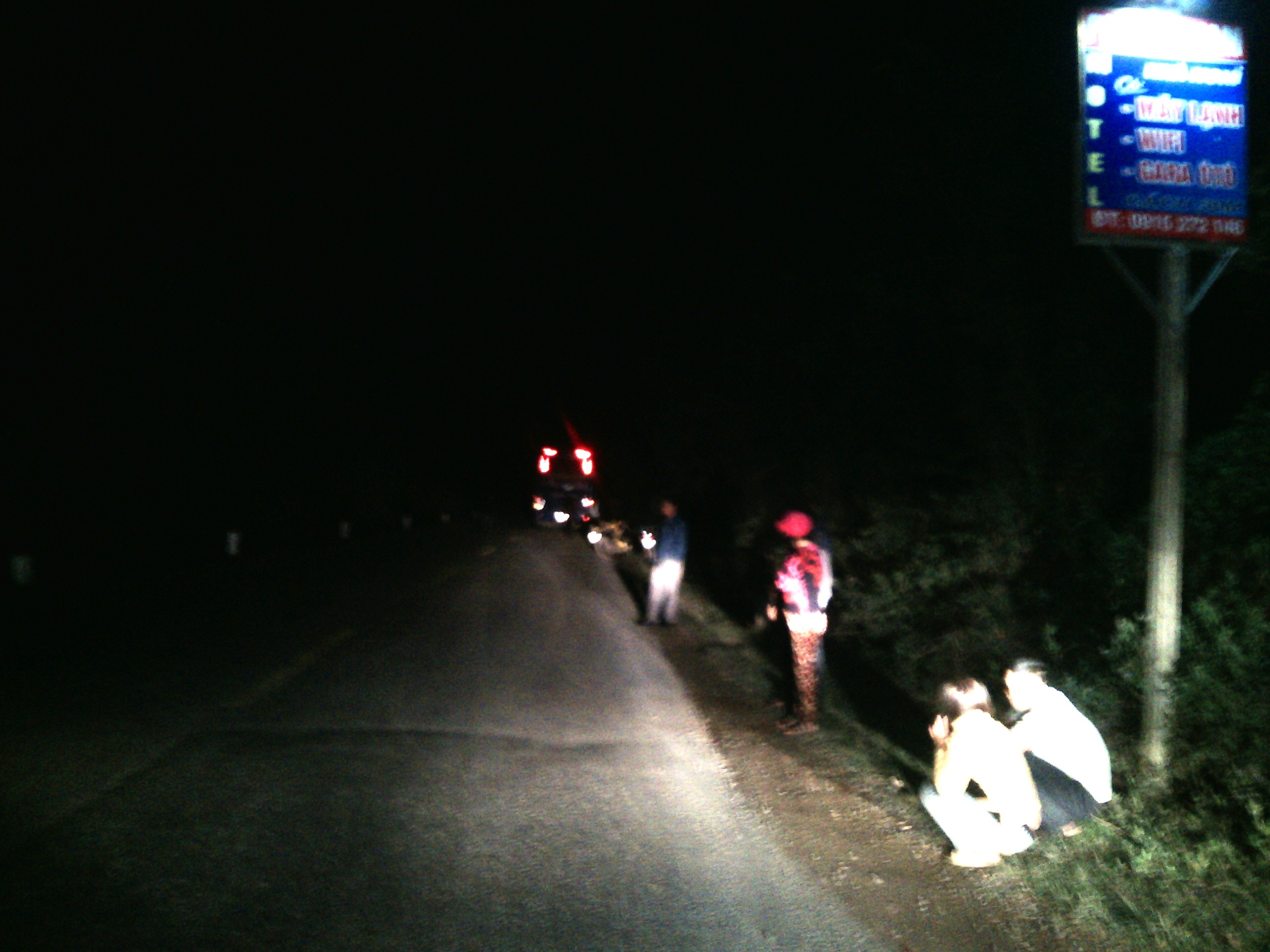 Xe khach tong 2 thanh nien vang xa 10 m hinh anh