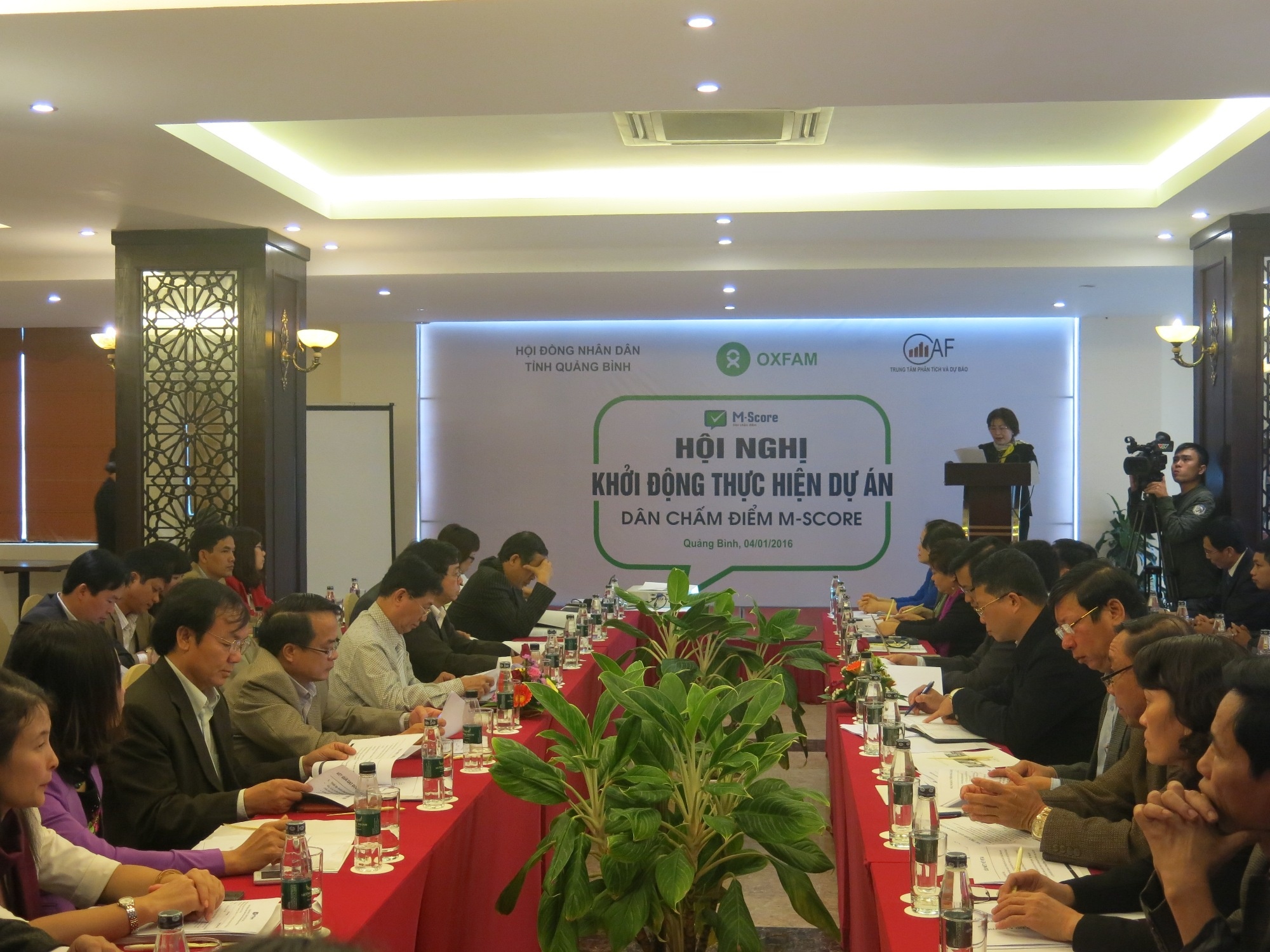 Nguoi dan Quang Binh cham diem can bo qua dien thoai hinh anh