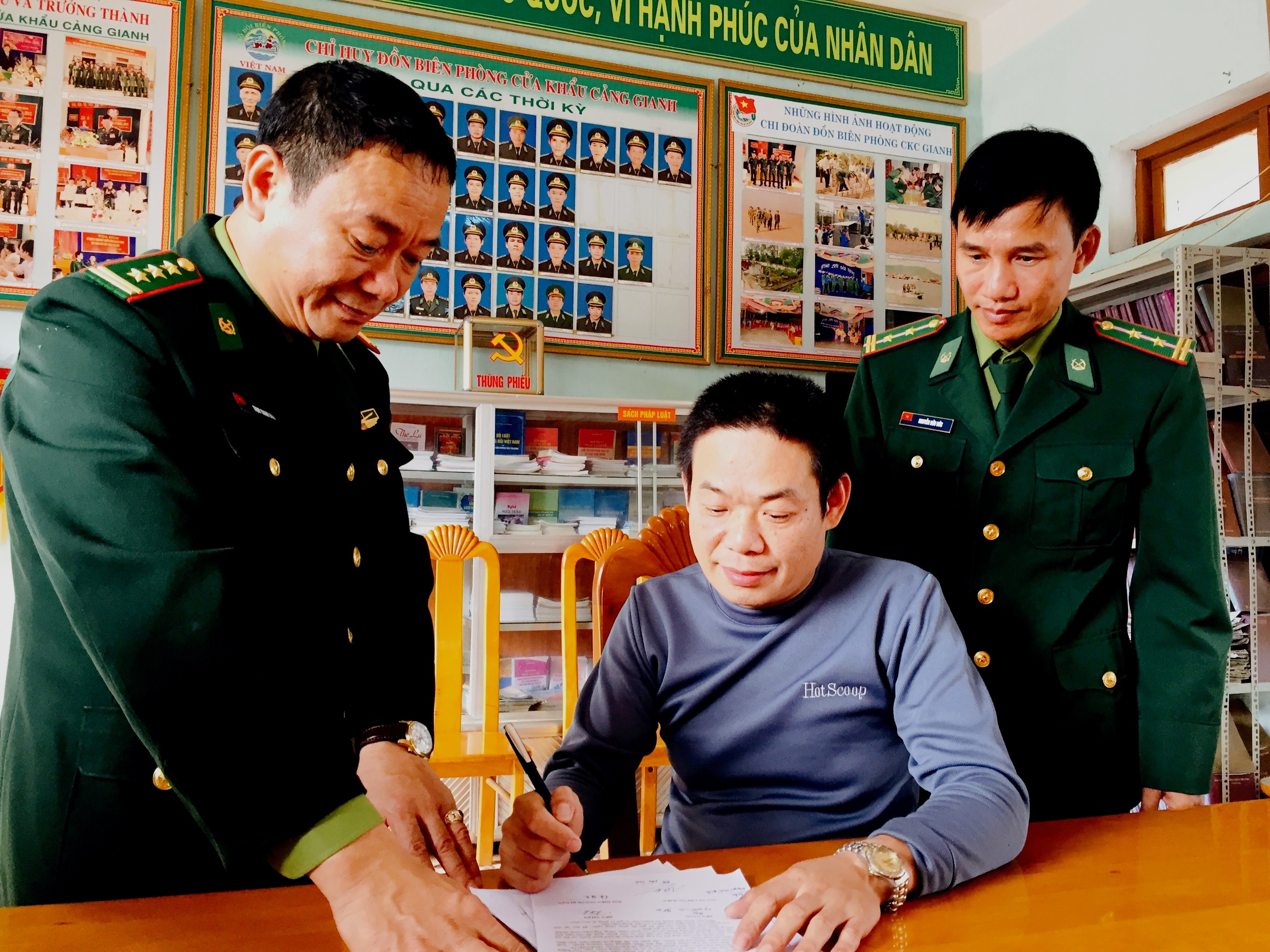 Ngu dan Quang Binh cuu nguoi Trung Quoc gap nan tren bien hinh anh