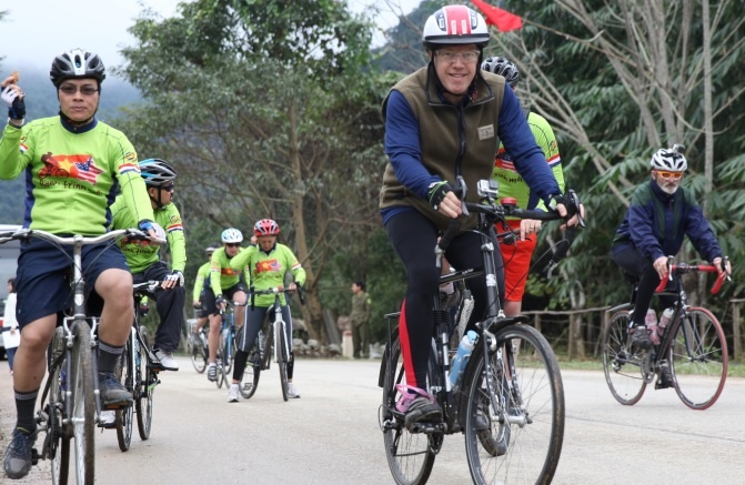 Dai su My tuoi cuoi khi dap xe den Quang Binh hinh anh