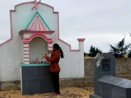 Dan hoang mang khi hang chuc bia mo bi dap pha trong dem hinh anh