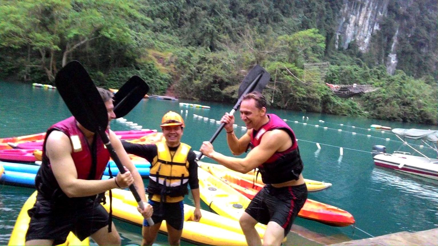 Sao King Kong tam bun, cheo thuyen Kayak o hang Toi hinh anh