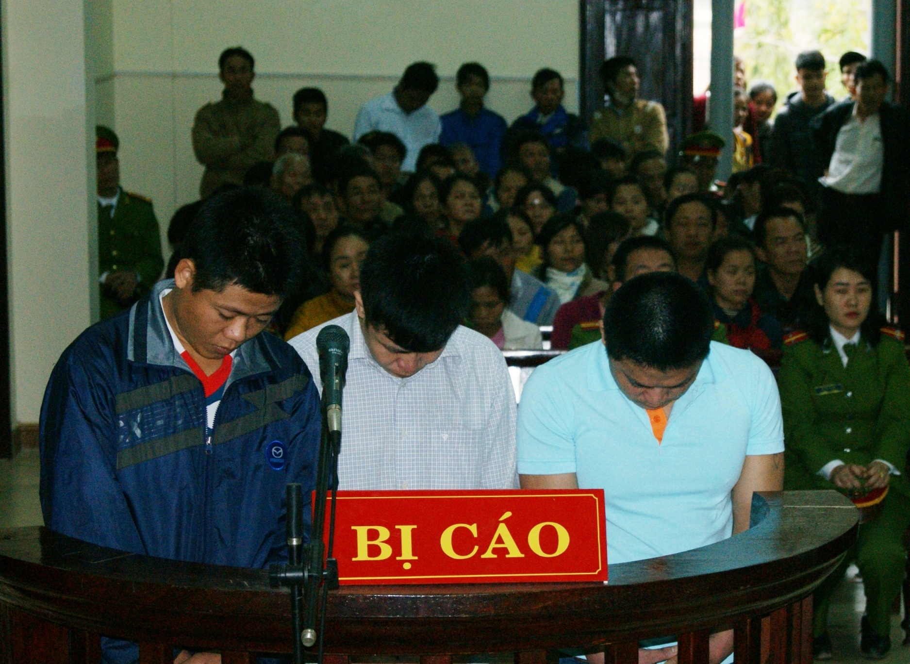 Xin tien khong duoc, 3 thanh nien danh chet giam doc hinh anh