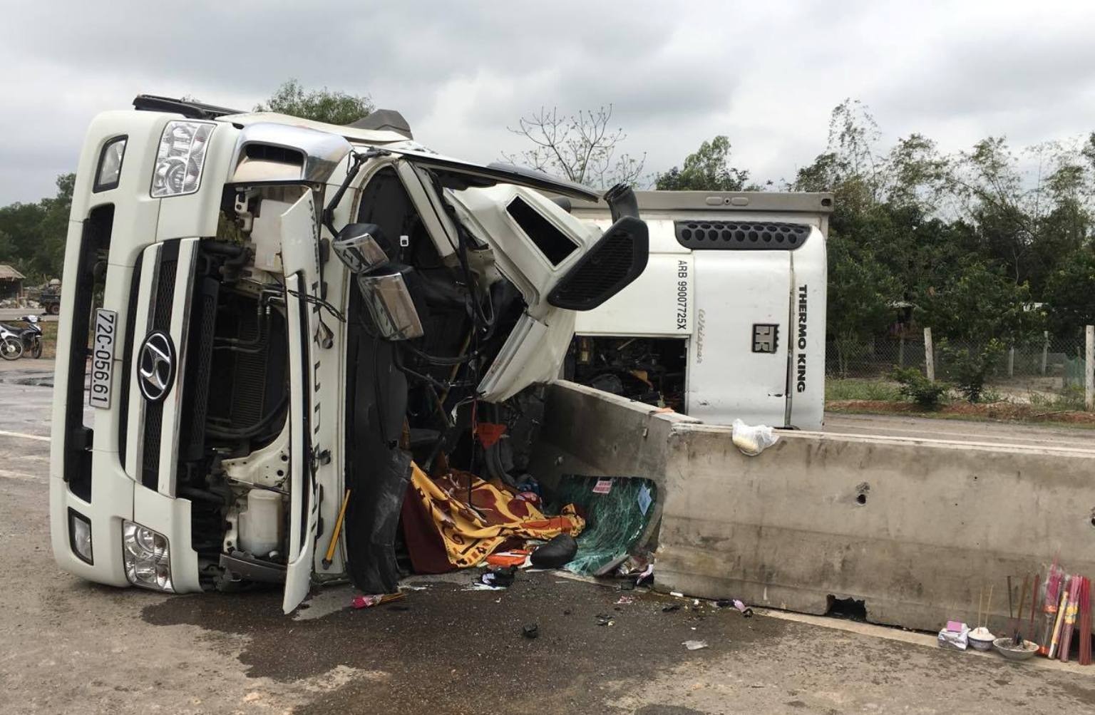 Tai xe tu vong khi container bi lat hinh anh