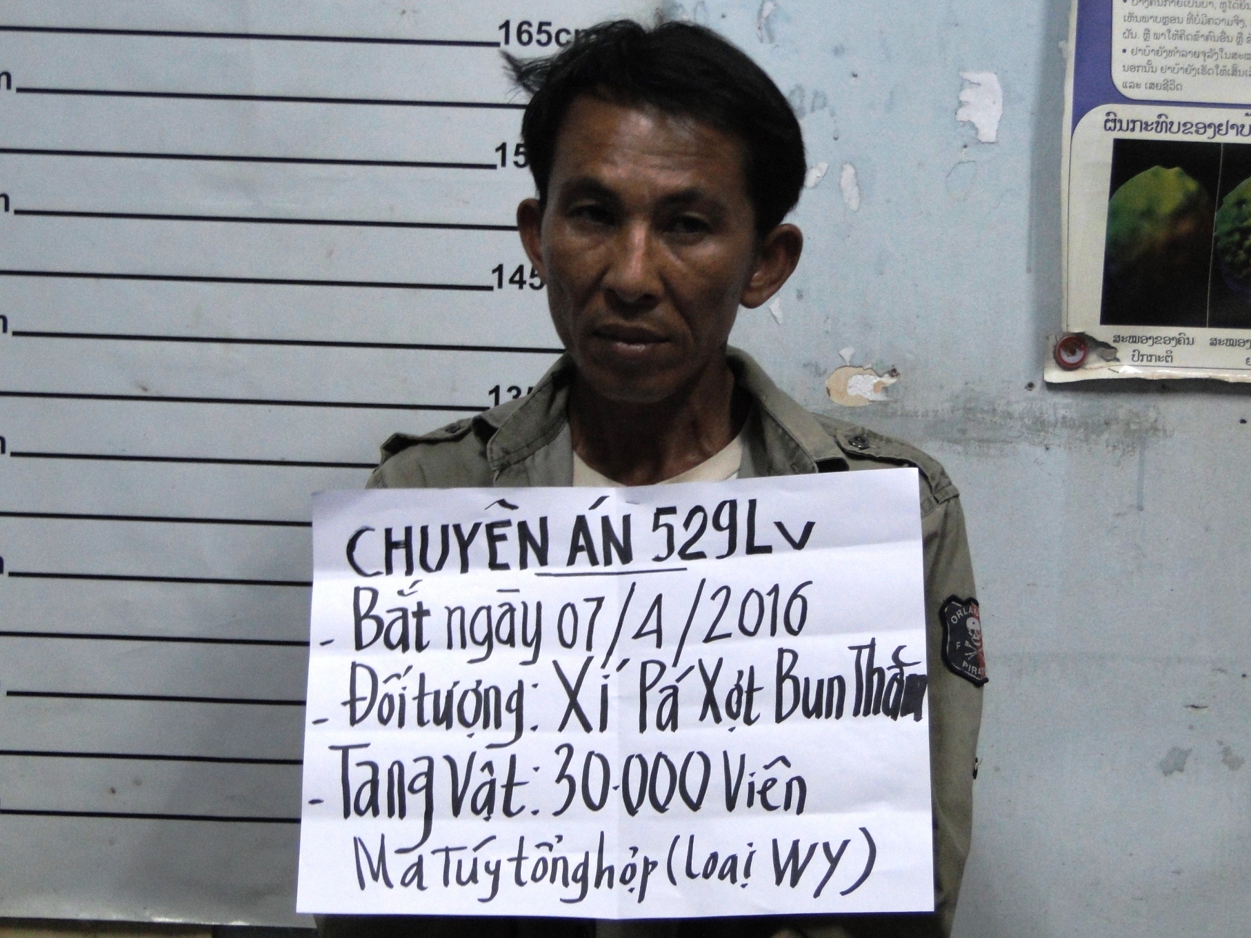 Bat nguoi Lao van chuyen 30.000 vien ma tuy tong hop hinh anh