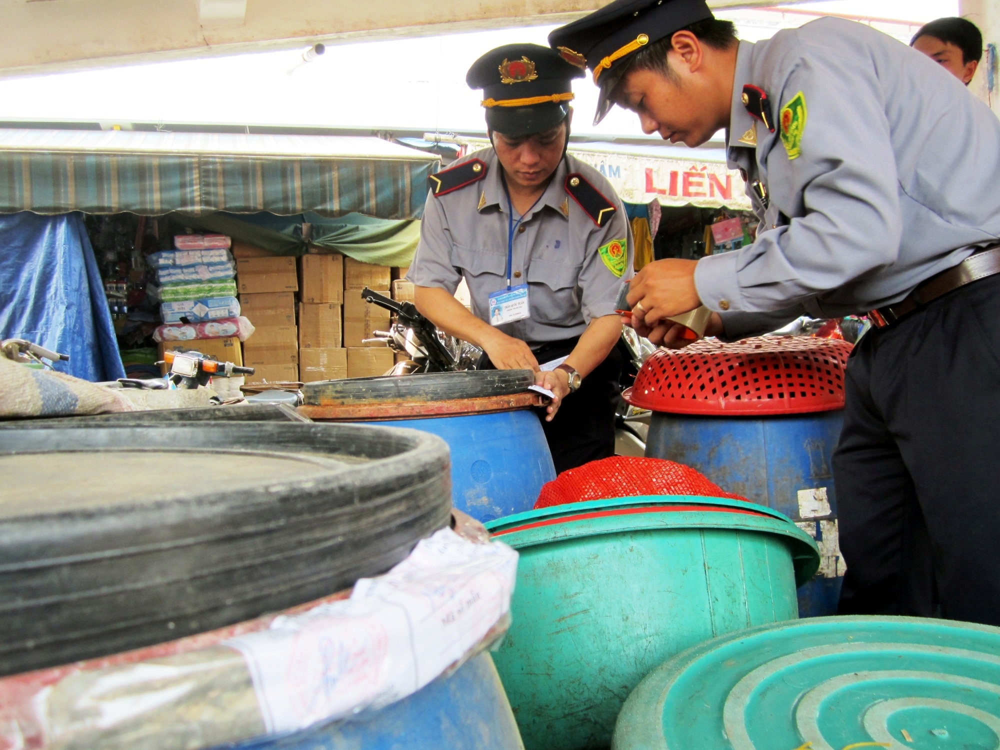 Niem phong mot tan mang tuoi co chua chat vang o hinh anh