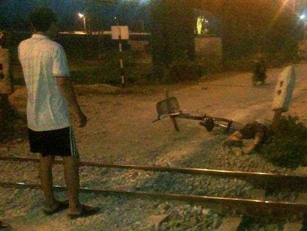 Bi tau tong chet khi dap xe qua duong sat hinh anh