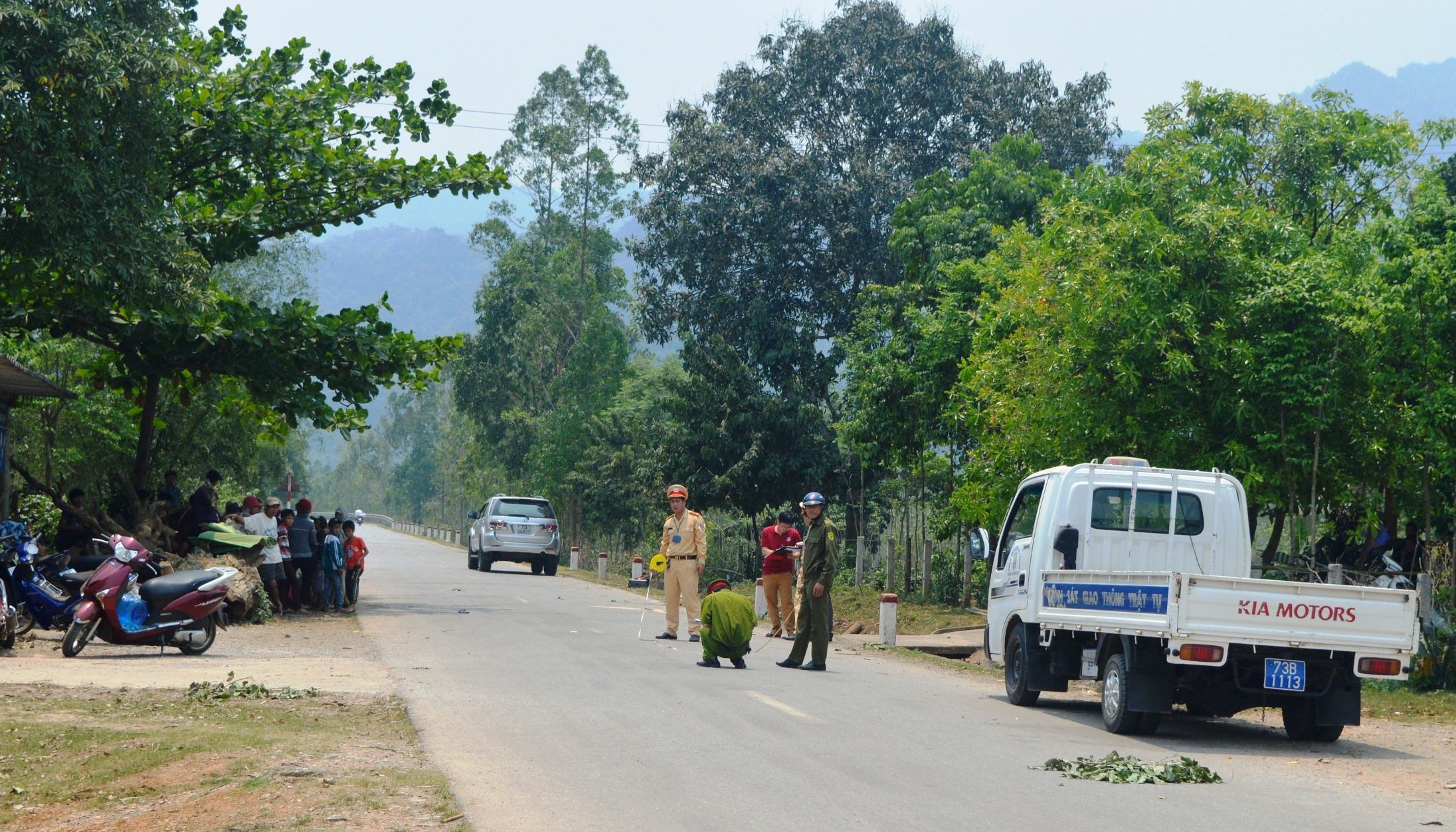 Bang qua duong, nguoi phu nu bi oto tong chet hinh anh