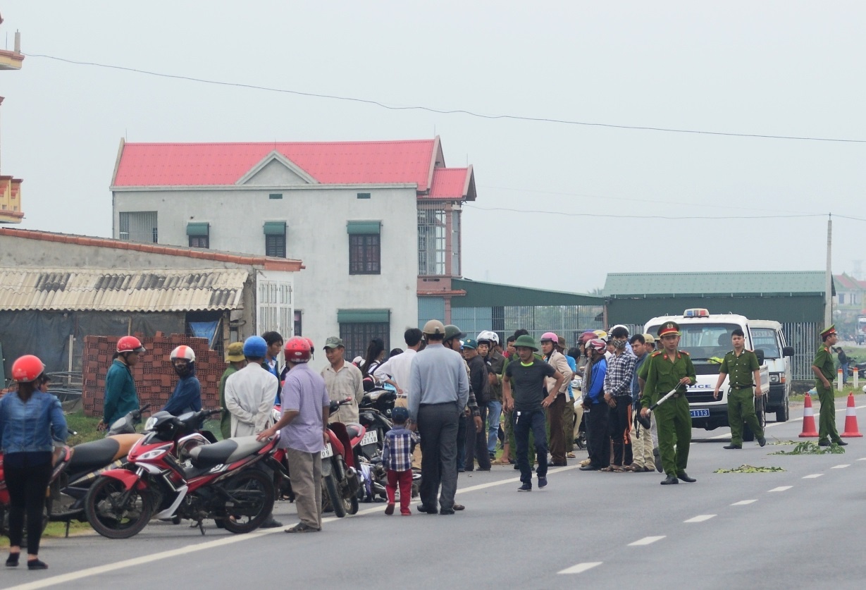 Dam xe Exciter vao cot moc, nguoi dan ong tu vong hinh anh