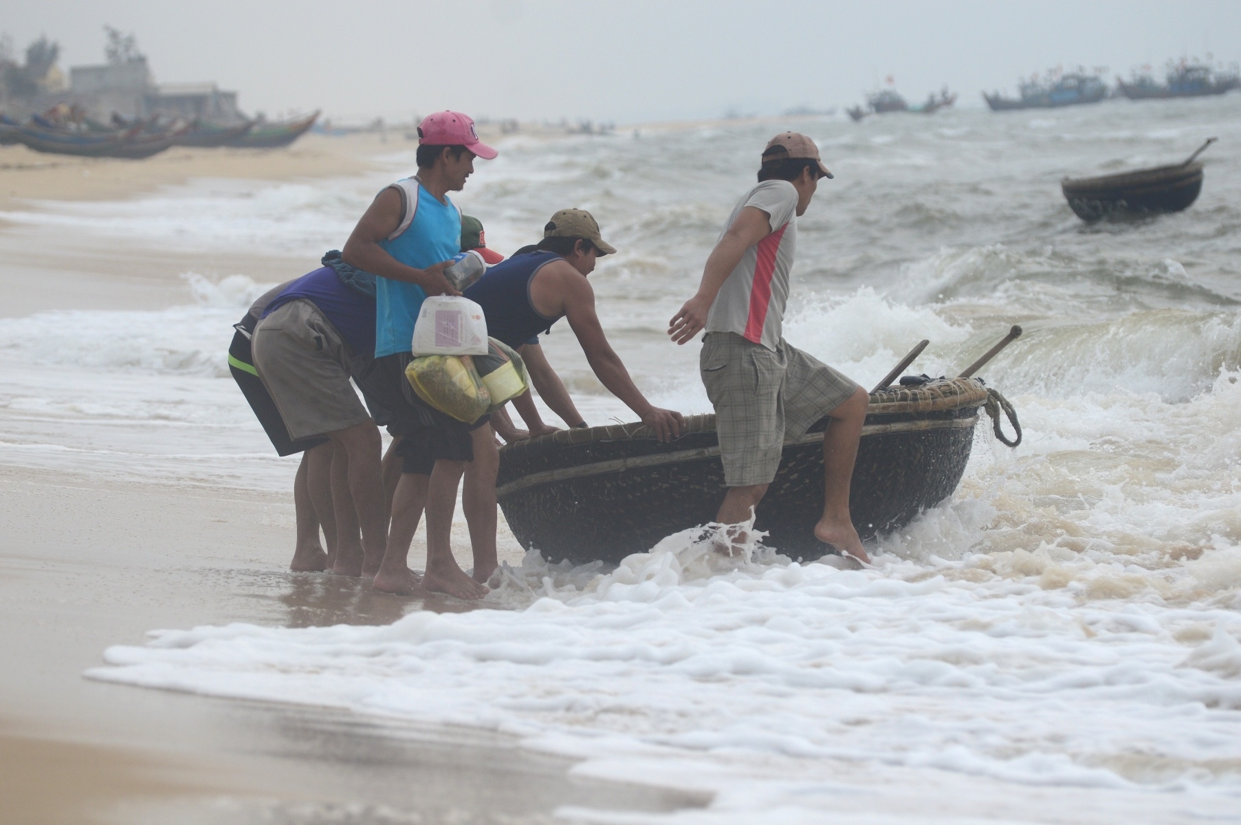 Ca chet giam, ngu dan ra bien danh bat tro lai hinh anh