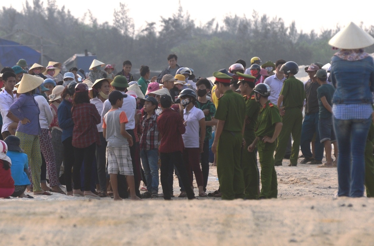 Dan tiep tuc tap trung phan doi FLC xay khu nghi duong hinh anh