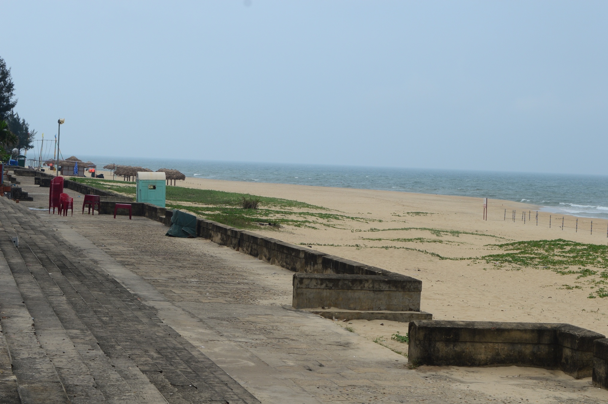 Quang Binh tam thoi cam du khach tam bien hinh anh