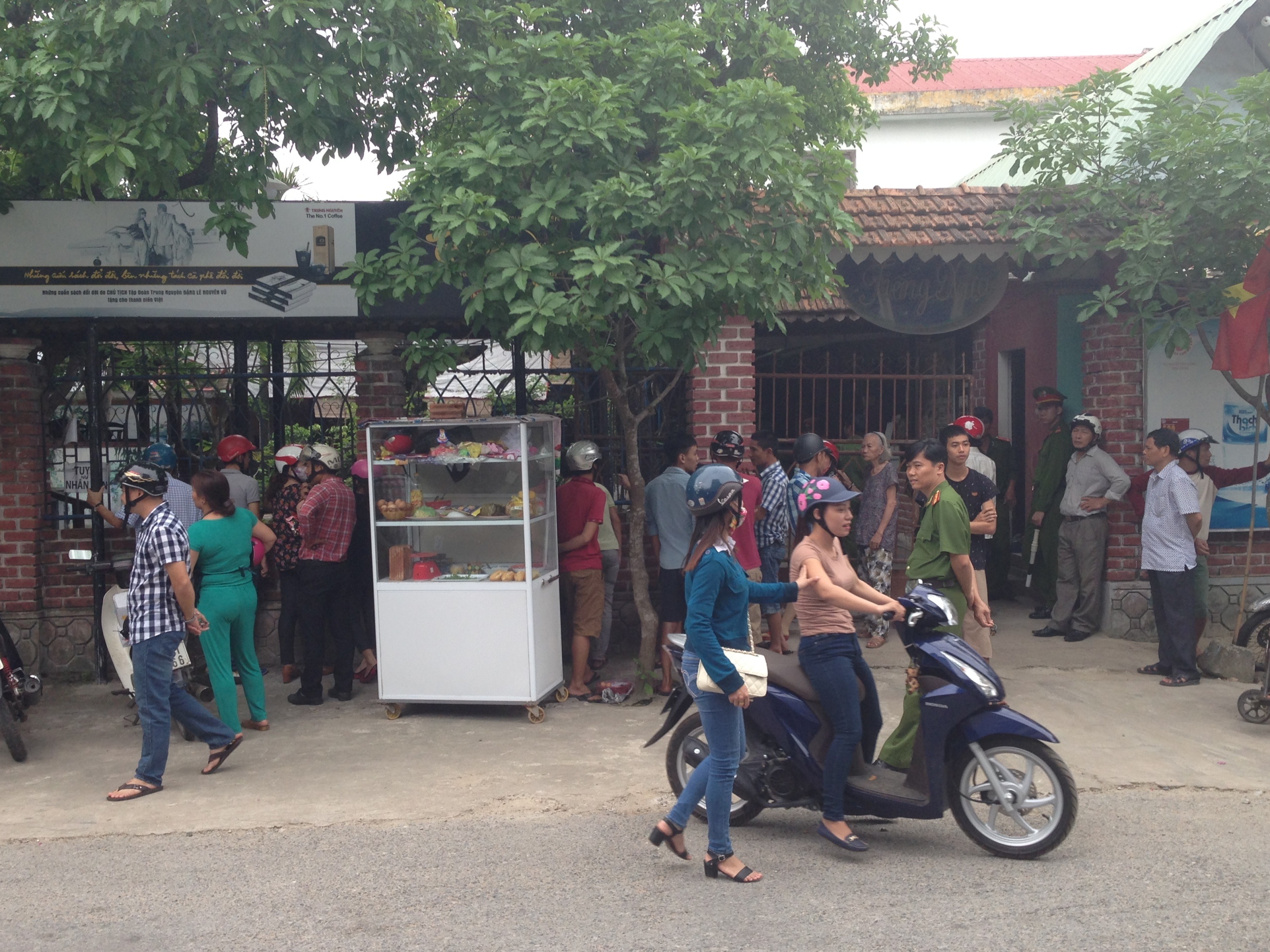 Ke tam xang dot nguoi phu nu uong ca phe la chong cu hinh anh