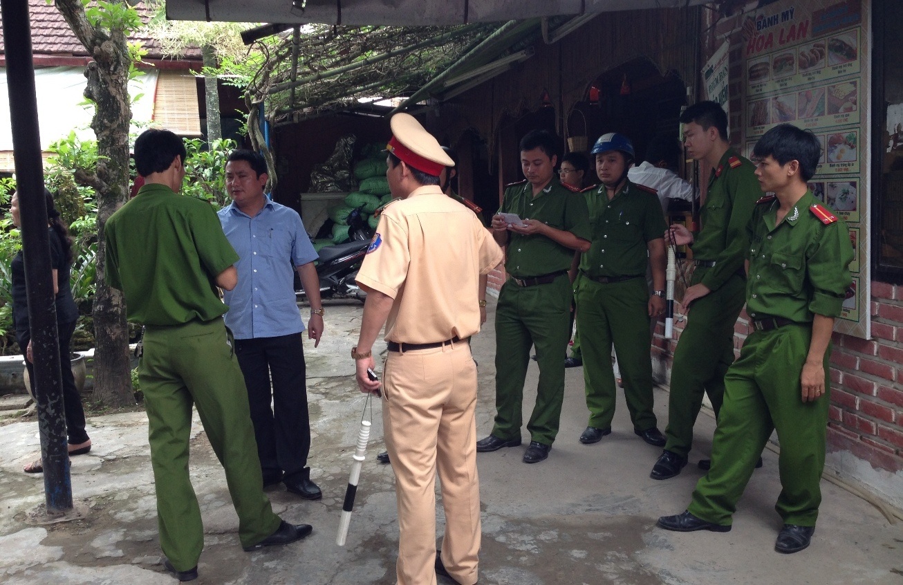 Nguoi phu nu bi tam xang dot khi dang uong ca phe hinh anh