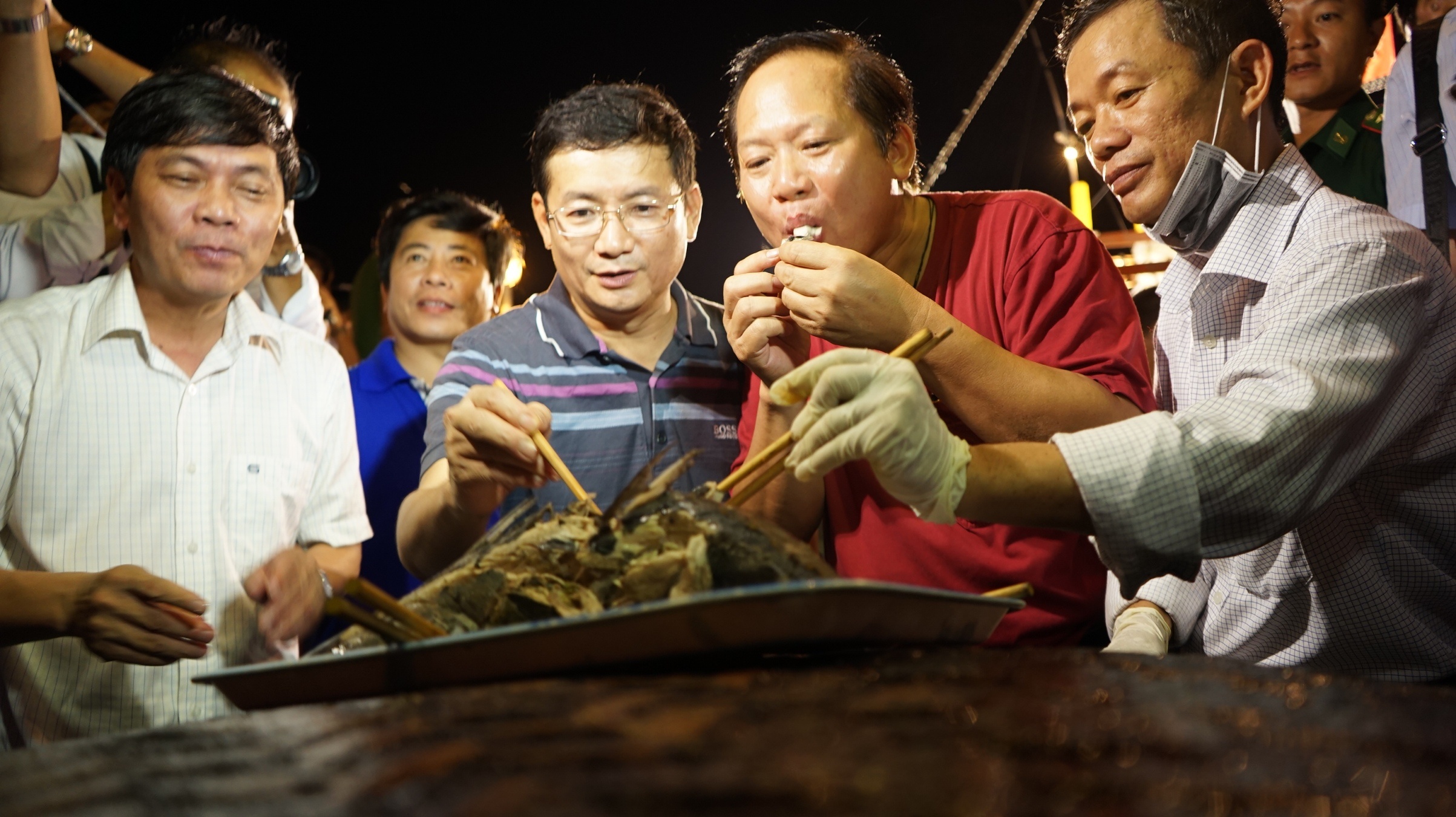 Bo truong, Pho chu tich tinh an ca tren tau cua ngu dan hinh anh