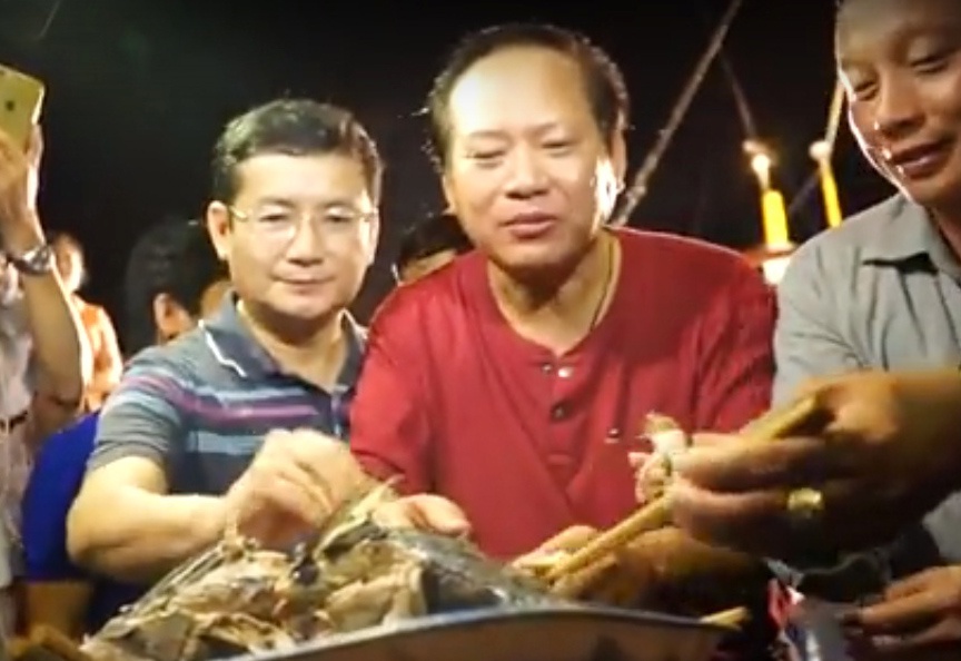 Bo truong Thong tin va Truyen thong an ca tren tau cua ngu dan hinh anh