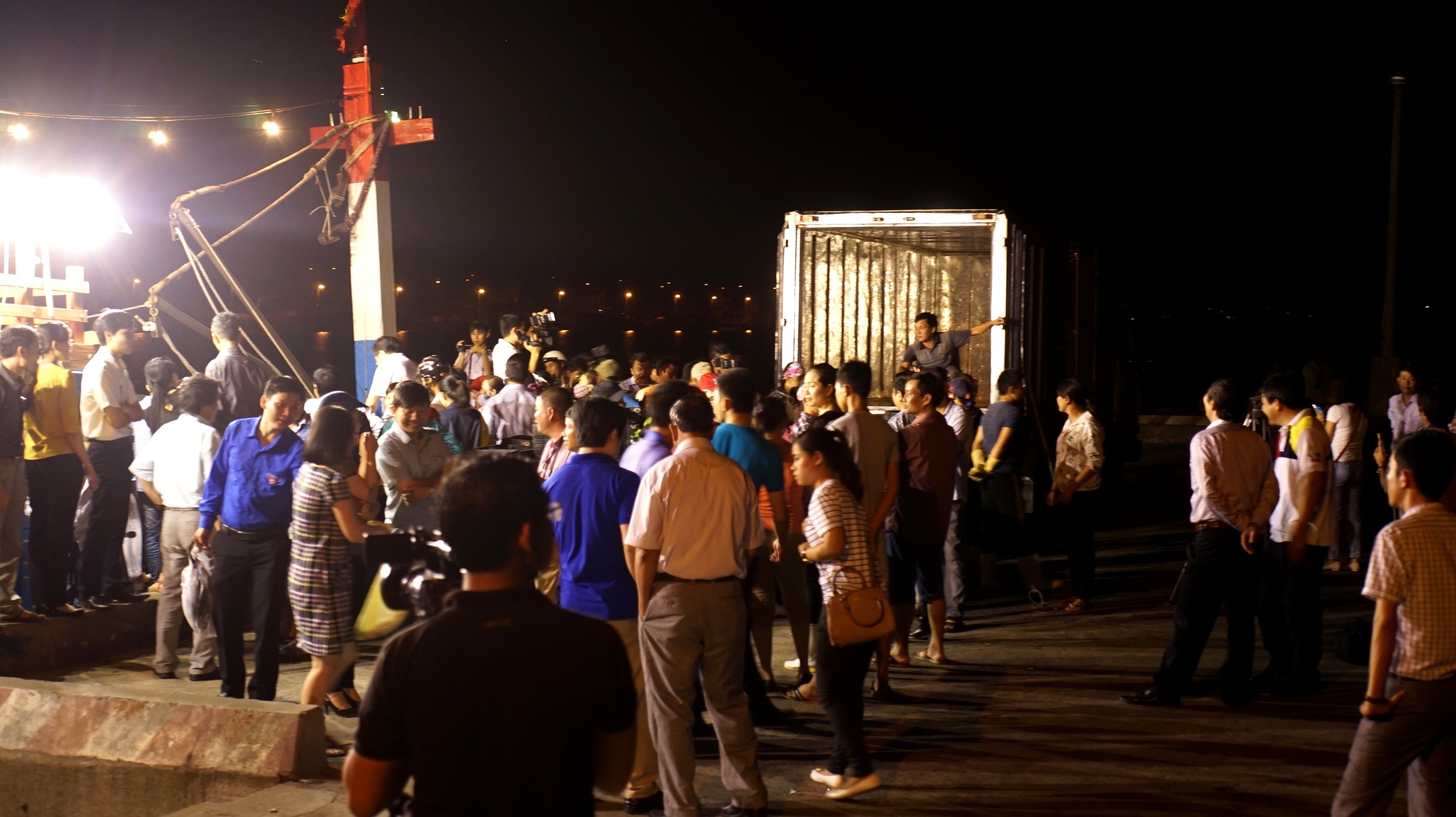 Bo truong an ca tren tau cua ngu dan anh 1