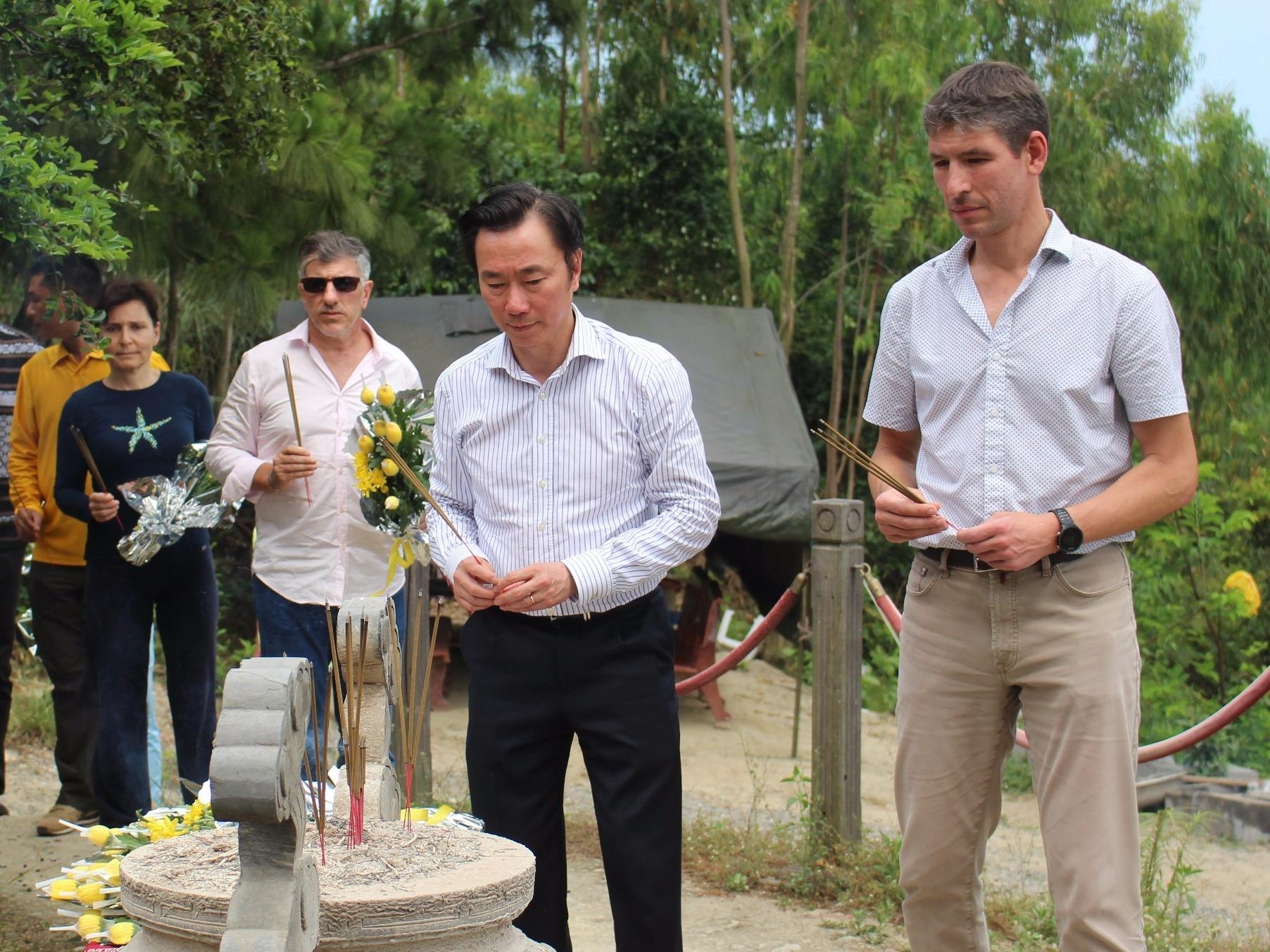 Doan dai su 7 nuoc vieng mo Dai tuong Vo Nguyen Giap hinh anh